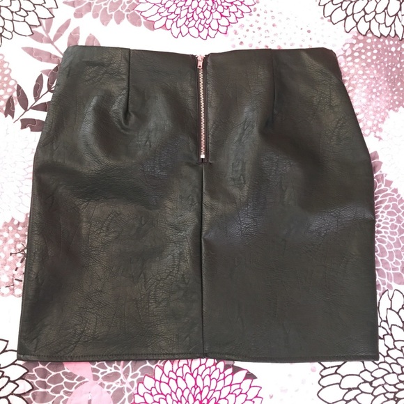 NWT Romeo + Juliet Faux Leather Rivet Mini Skirt medium green floral embroidered - Picture 4 of 6